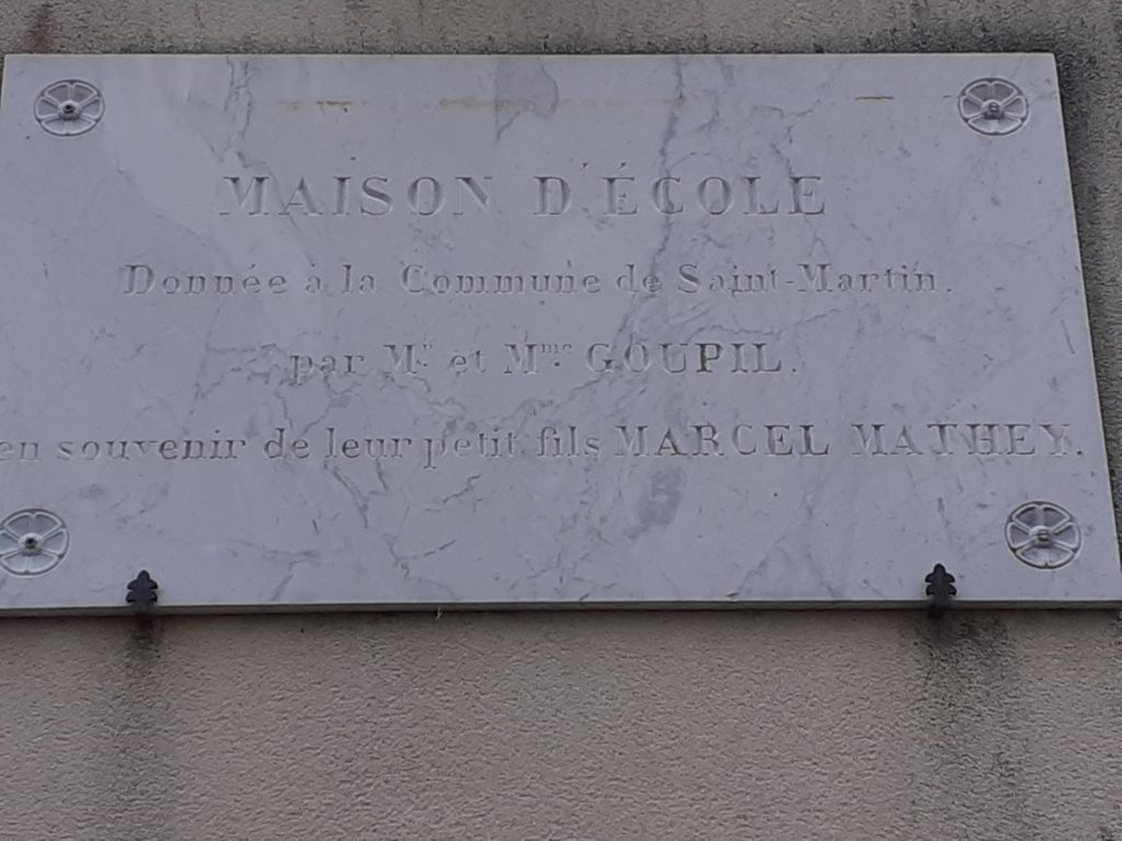 Plaque située sur le mur de la Mairie, dans le passage coté Ouest.